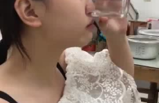 小姐姐挑战用鼻子喝水,小姐姐鼻喝水大挑战，惊险刺激引关注